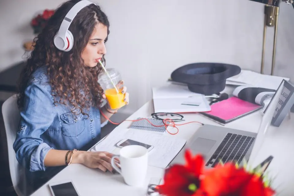 5 AI Tools Every Freelancer in the US & Europe Should Try in 2025 5 AI Tools Every Freelancer in the US & Europe Should Try in 2025