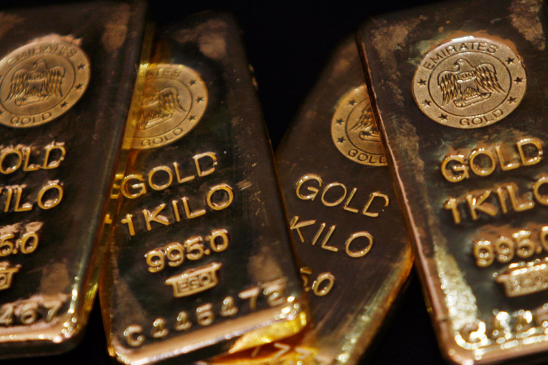 Gold prices rise on weaker dollar, Fed easing bets; still set for weekly loss
